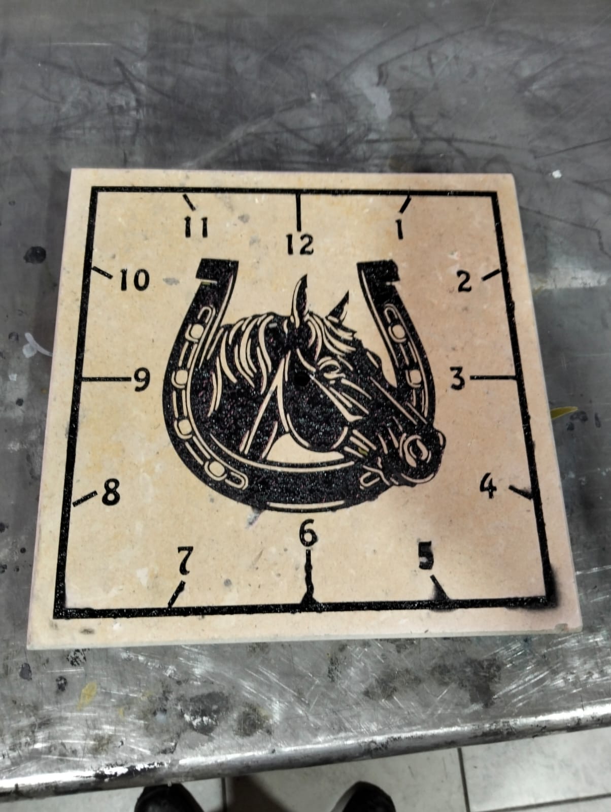 Grabado conmemorativo en cantera — letras y diseño